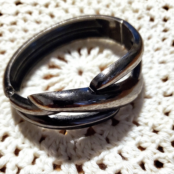 Lia Sophia Cuff Bangle - Picture 1 of 7